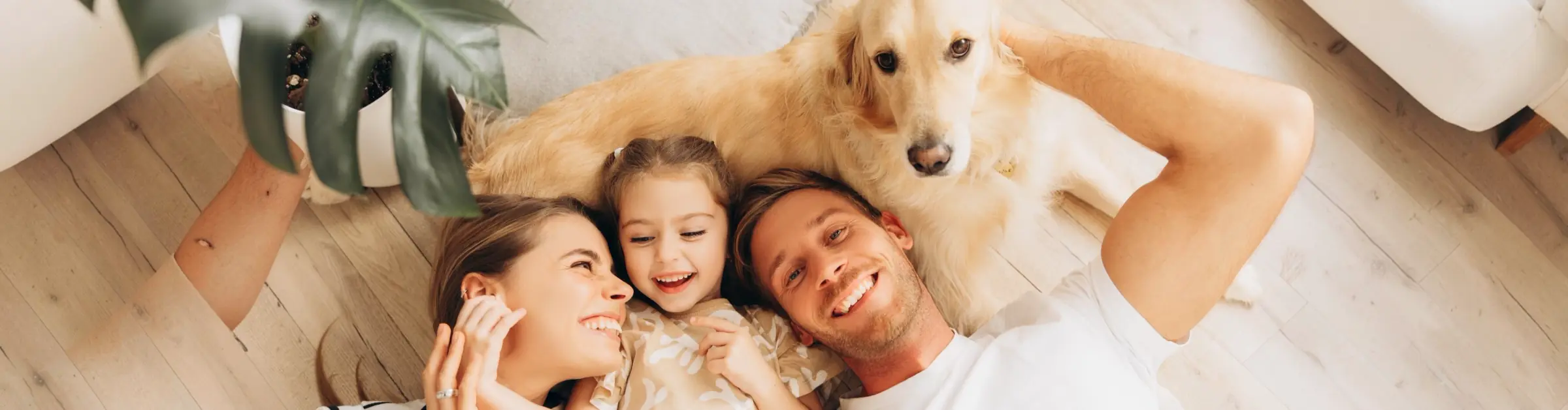 Tutor com seu pet no colo em casa