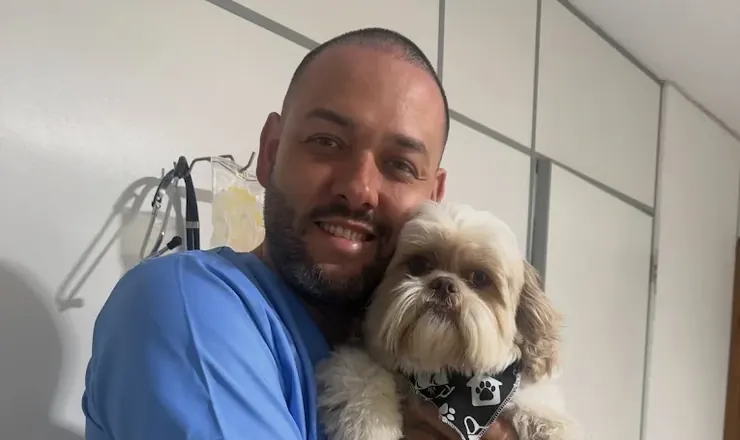 Veterinário da Bemficavet abraçando um shih-tzu